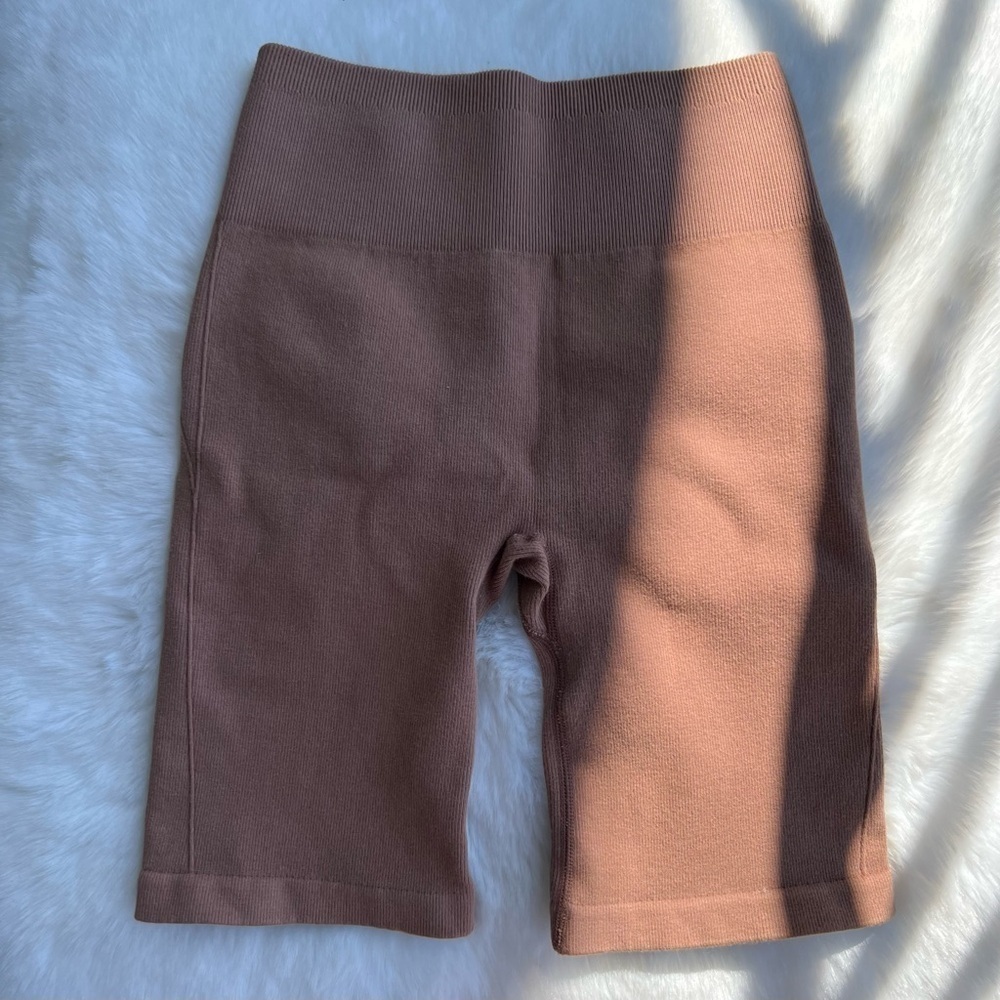 *Everlane Seamless Bike shorts - Acorn - Picture 2 of 7